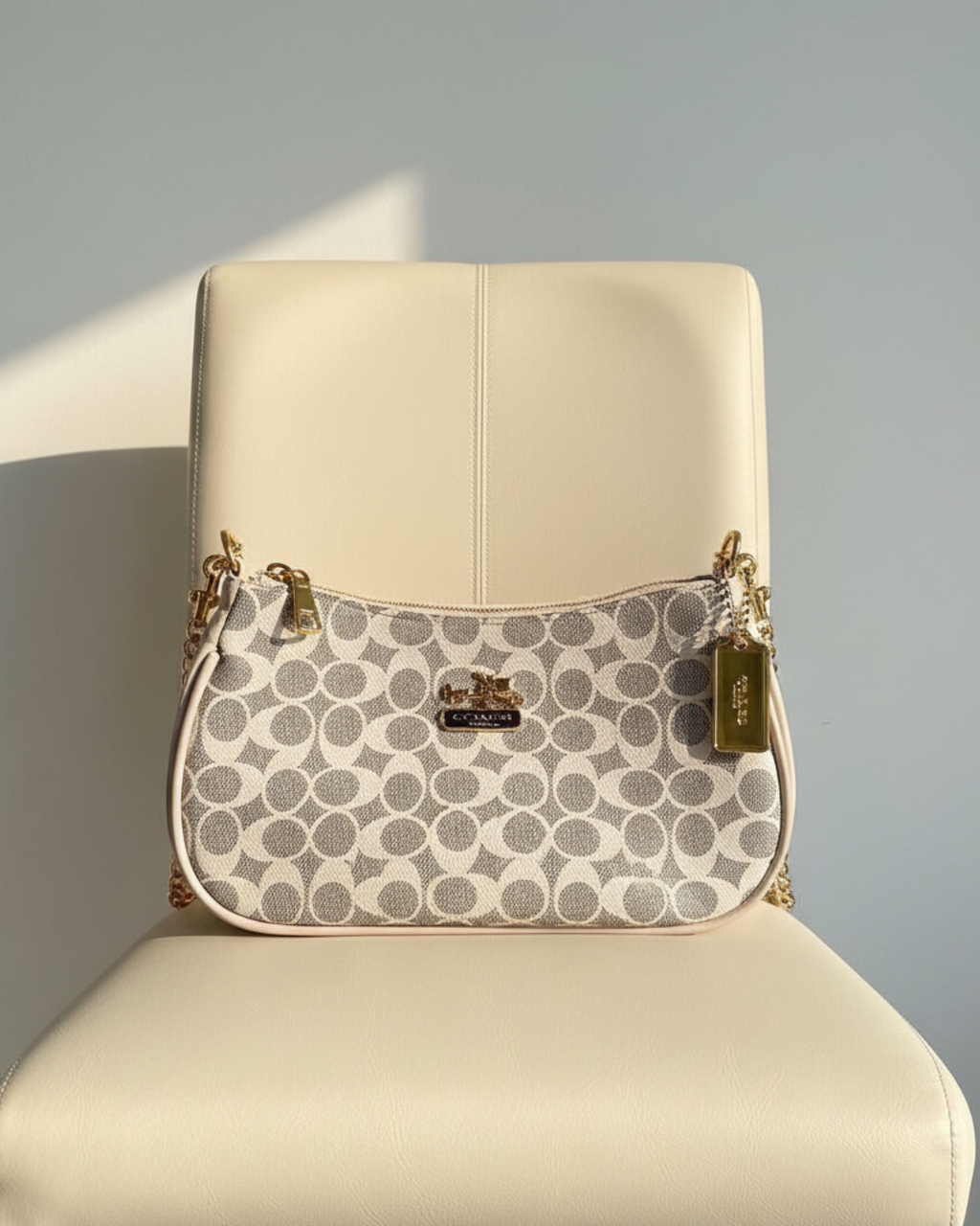 Bolso Shoulder Bag Monograma dorado– Cuero Sintético