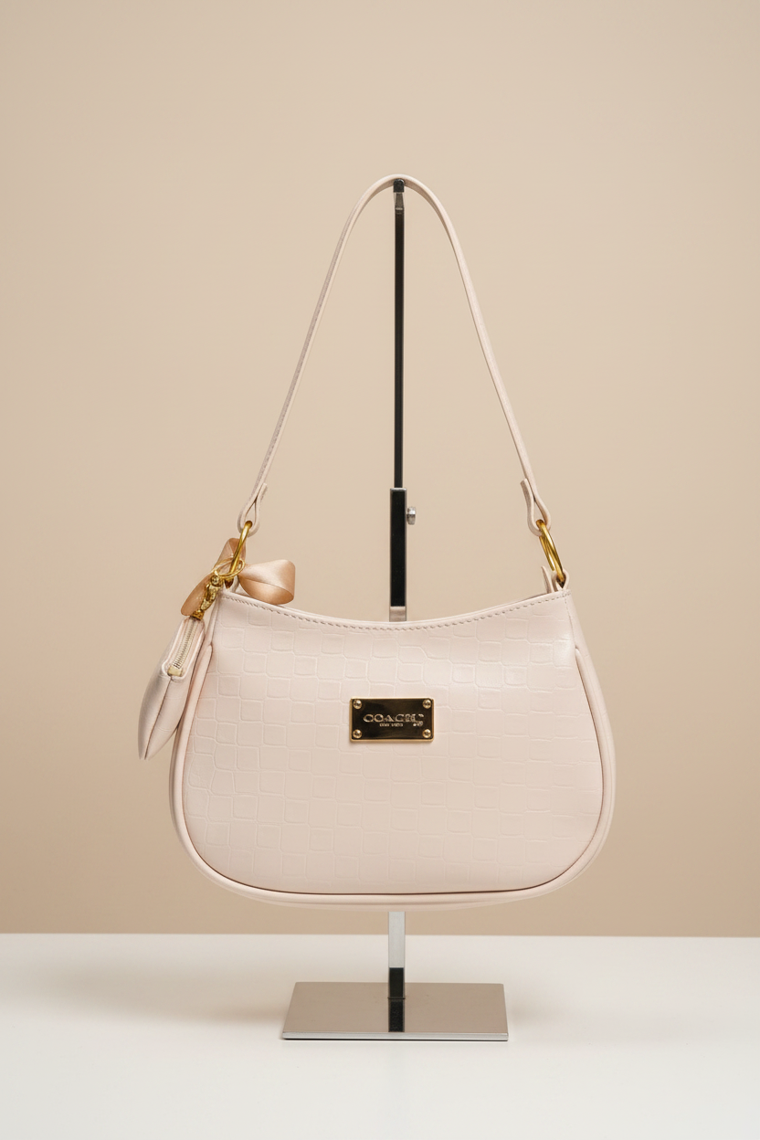 Bolso marfil en exhibidor